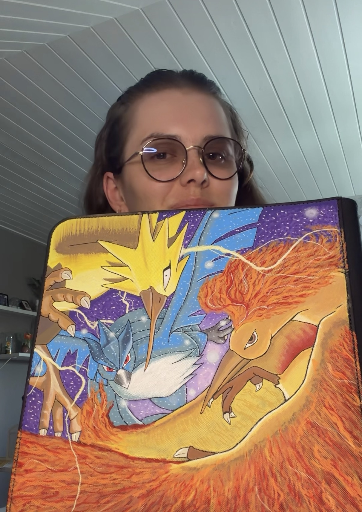 Alexandra målar en pärm